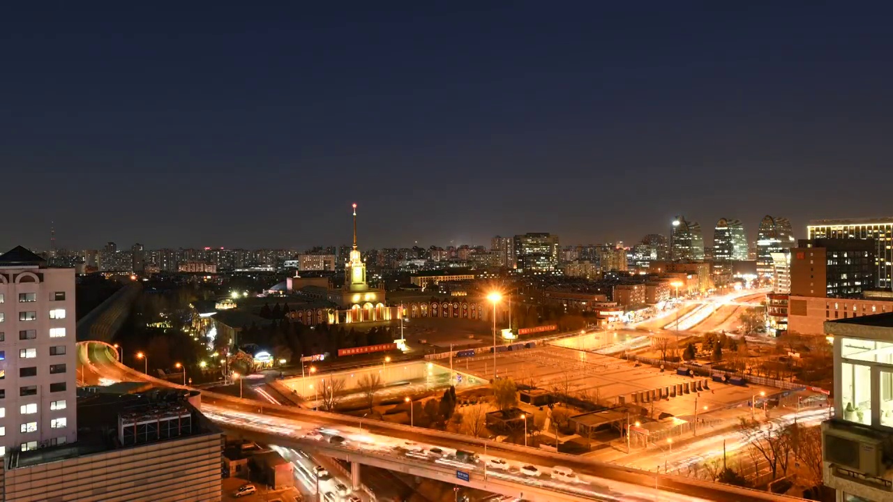 北京展览馆和交通车流日转夜城市风光视频下载