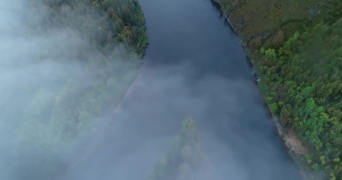 航拍大兴安岭激流河下雨时的云雾山林视频素材