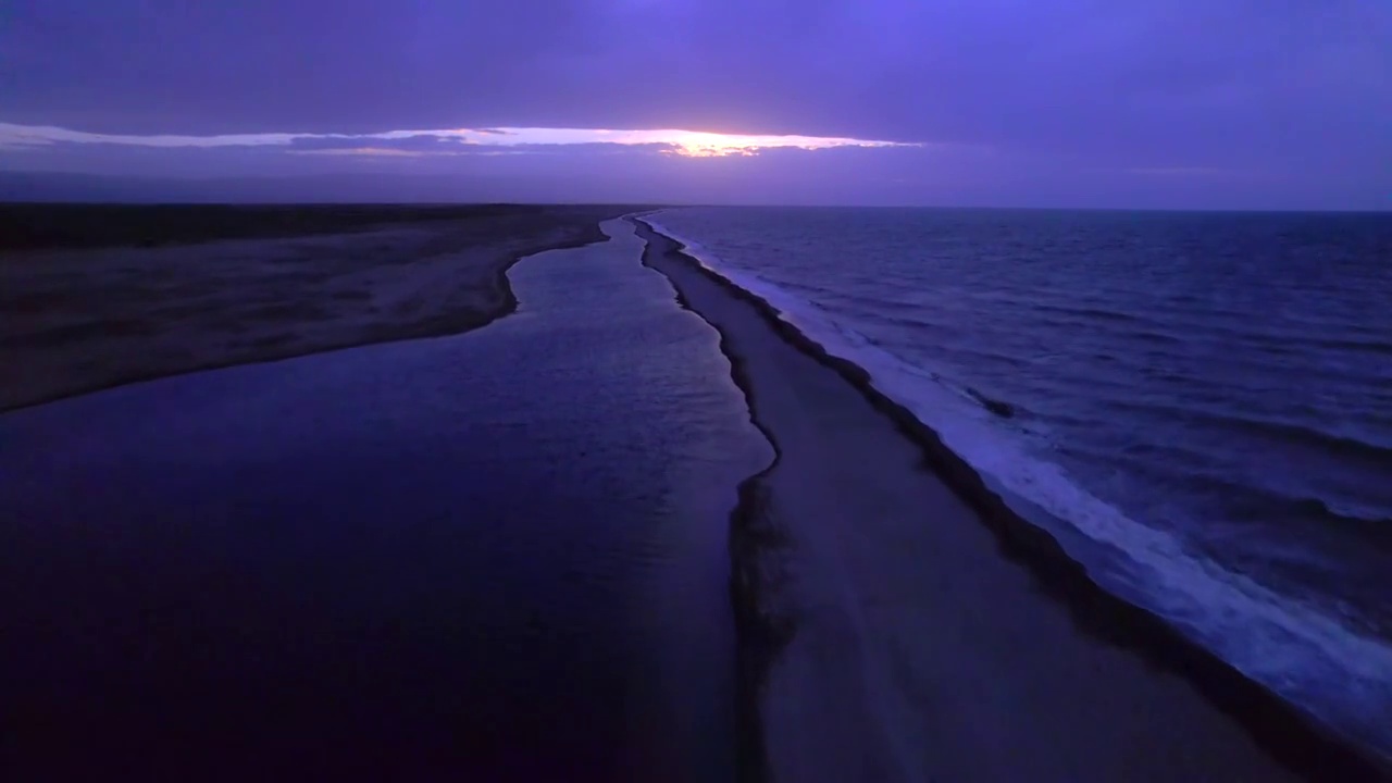 中国青海省青海湖日落夕阳晚霞航拍风光视频素材