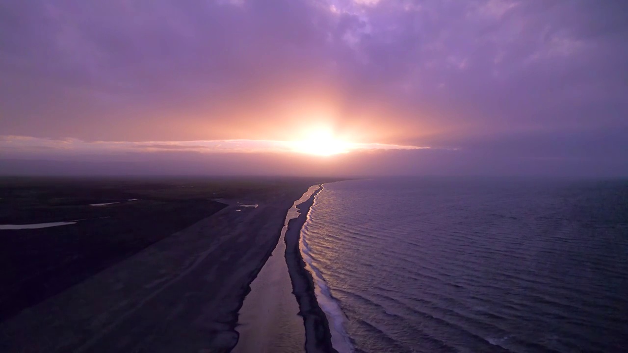 中国青海省青海湖日落夕阳晚霞航拍风光视频素材