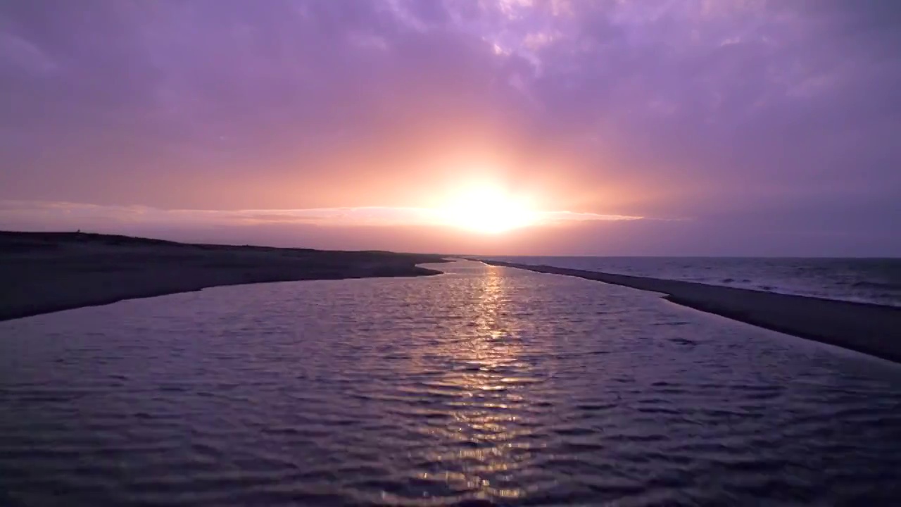 中国青海省青海湖日落夕阳晚霞航拍风光视频素材