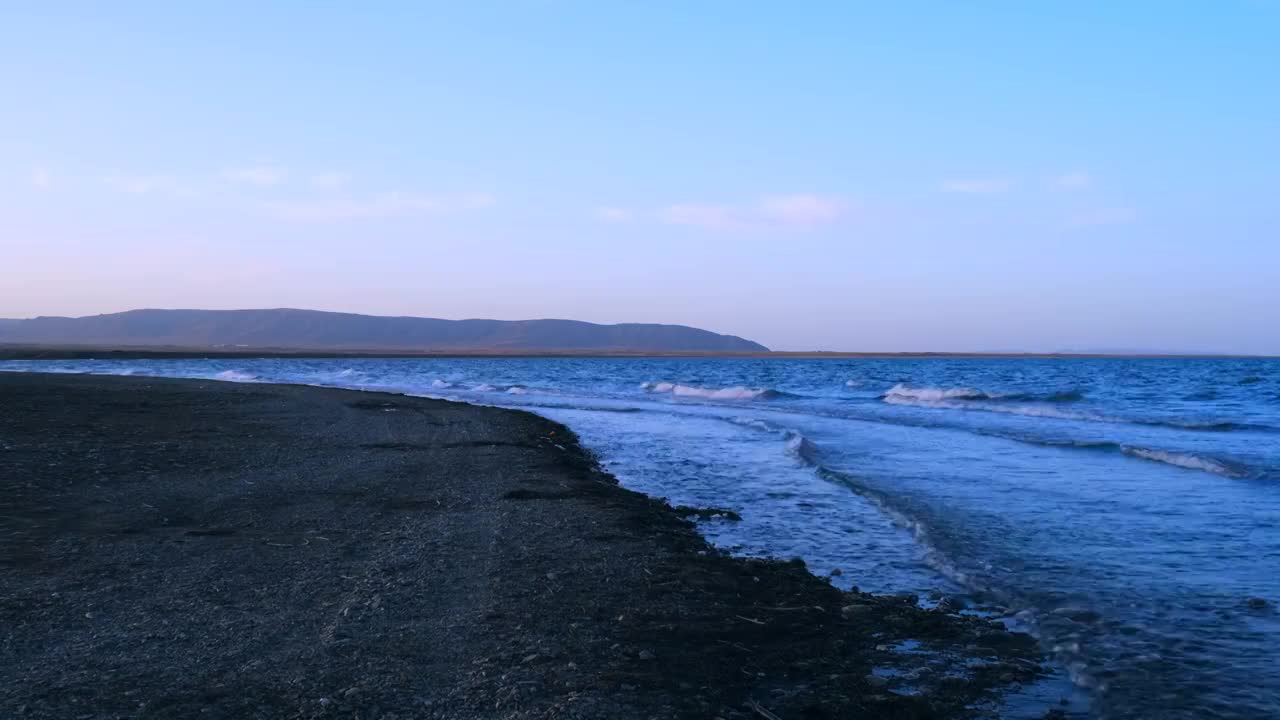 中国青海省青海湖景区湖泊风浪景观视频素材