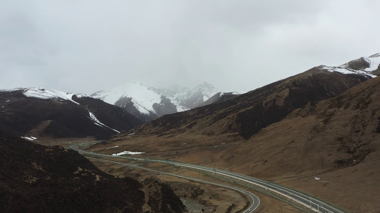 西藏林芝：拉林高速公路米拉山口段风光视频素材