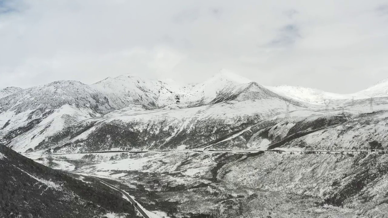 西藏林芝：春雪春雾看雪山林海视频素材