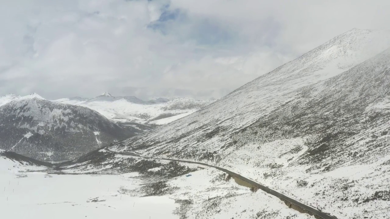 西藏林芝：春雪春雾看雪山林海视频素材