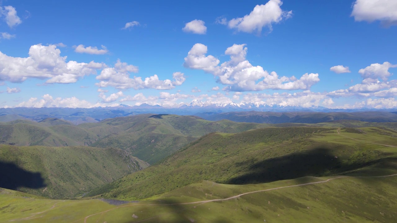 四川甘孜高尔寺山草原远眺贡嘎雪山群峰视频素材