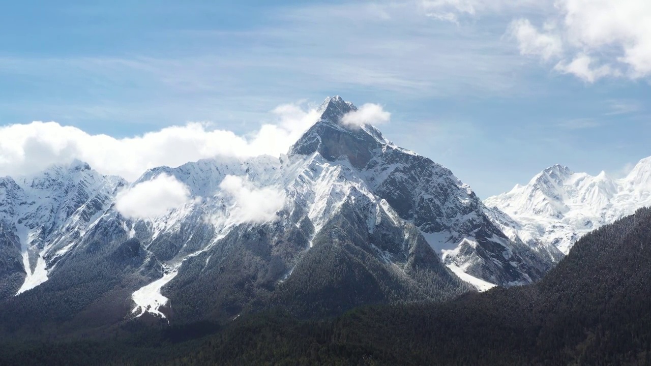 西藏林芝：波密县城及周围雪山云雾视频素材