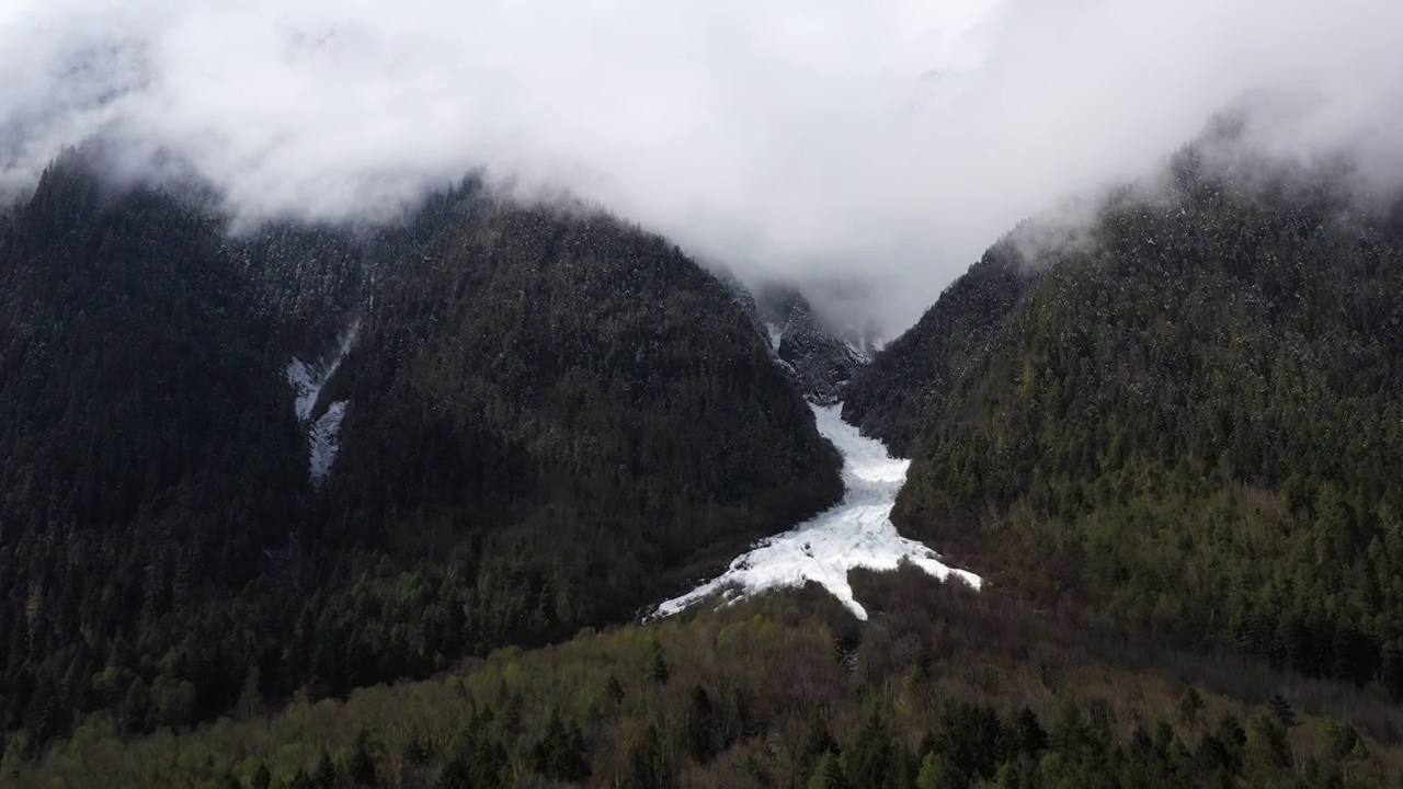 西藏林芝：波密县城及周围雪山云雾视频素材