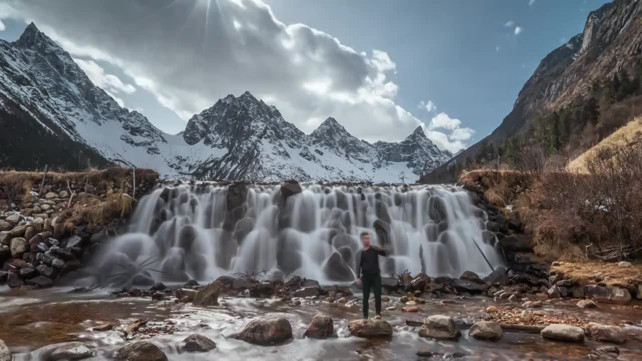 四川毕棚沟的雪山与瀑布视频素材