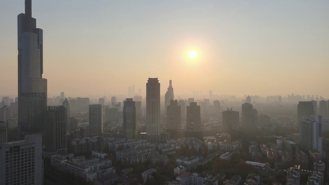 南京紫峰大厦和玄武湖公园秋天夕阳大疆航拍风光视频素材