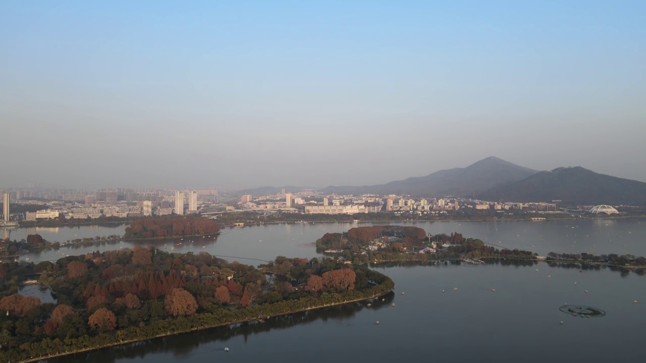 南京紫峰大厦和玄武湖公园秋天夕阳大疆航拍风光视频素材