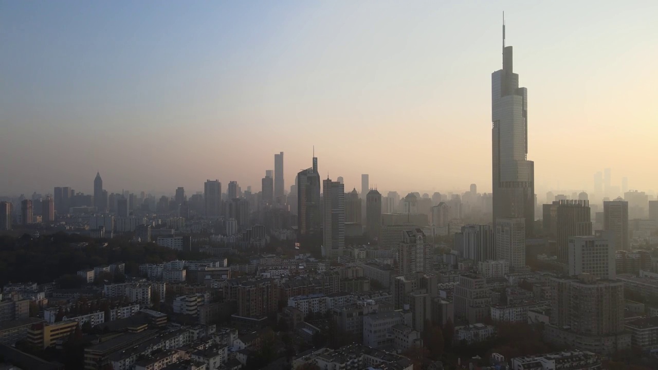 南京紫峰大厦和玄武湖公园秋天夕阳大疆航拍风光视频素材