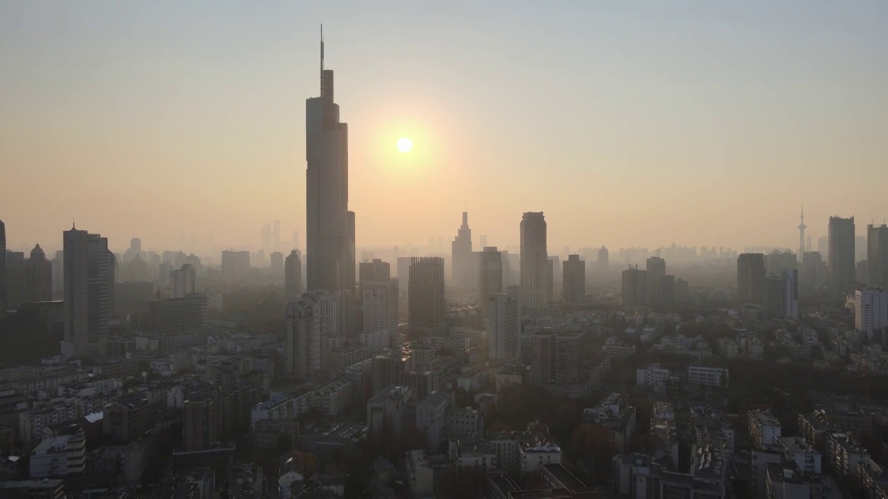 南京紫峰大厦和玄武湖公园秋天夕阳大疆航拍风光视频素材