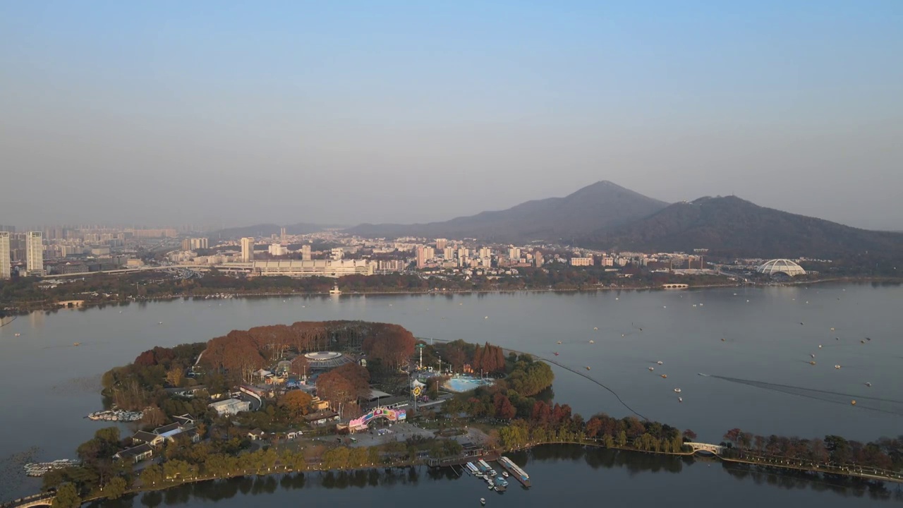 南京紫峰大厦和玄武湖公园秋天夕阳大疆航拍风光视频素材