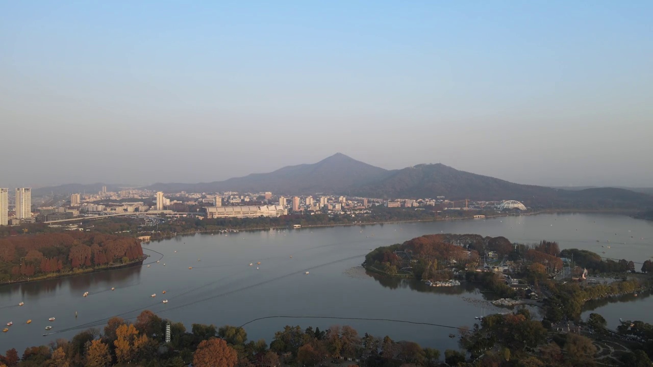 南京紫峰大厦和玄武湖公园秋天夕阳大疆航拍风光视频素材