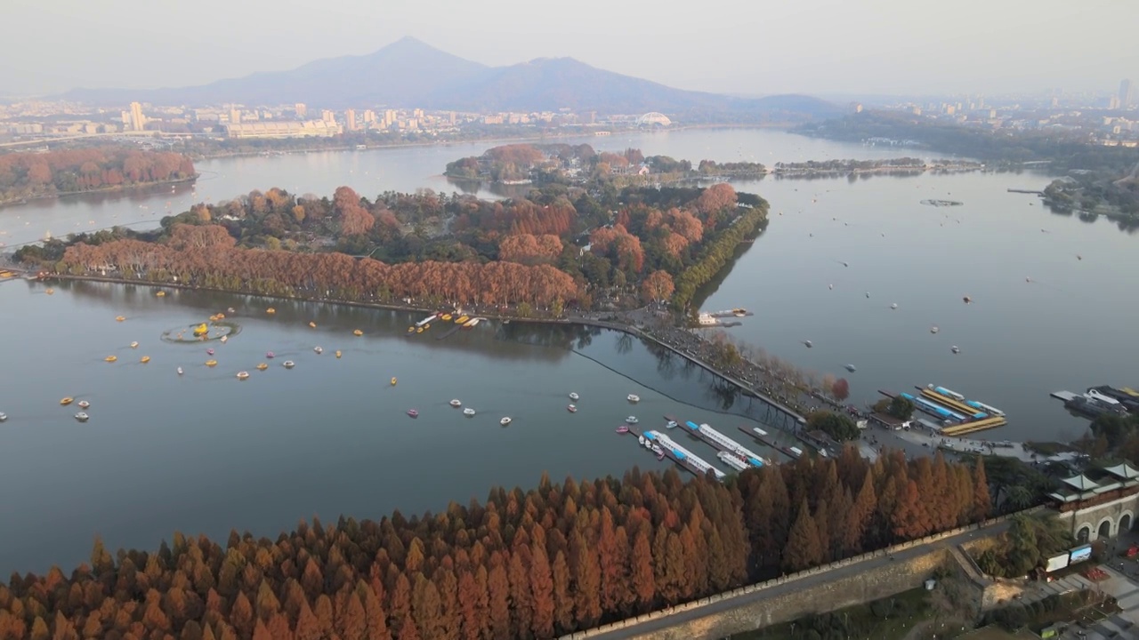 南京紫峰大厦和玄武湖公园秋天夕阳大疆航拍风光视频素材