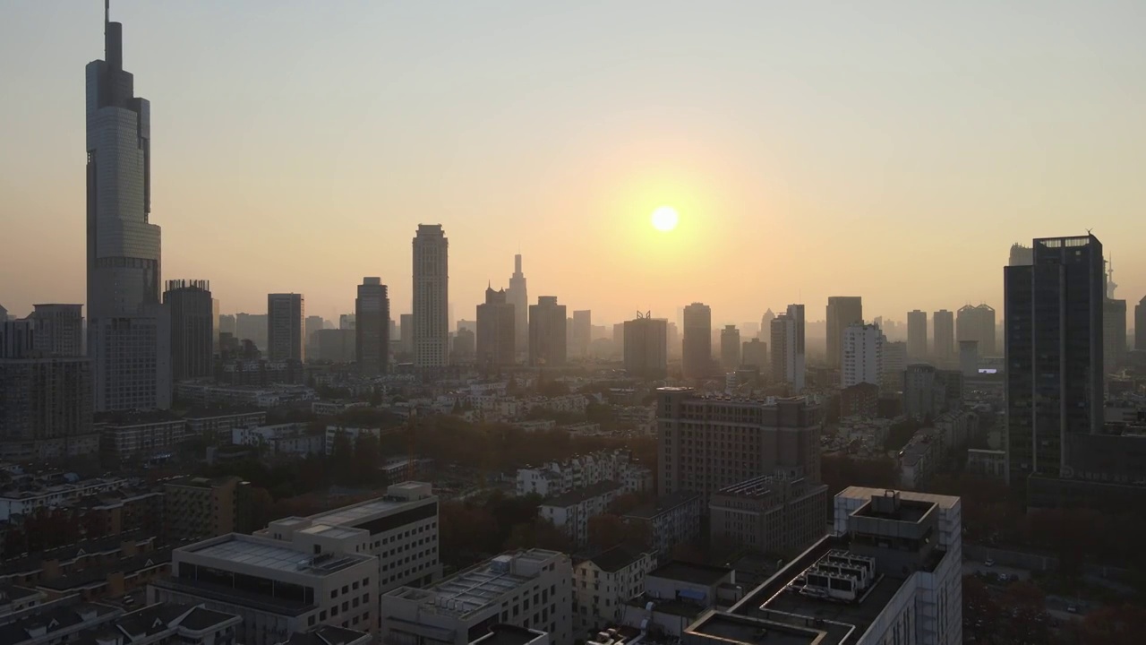 南京紫峰大厦和玄武湖公园秋天夕阳大疆航拍风光视频素材