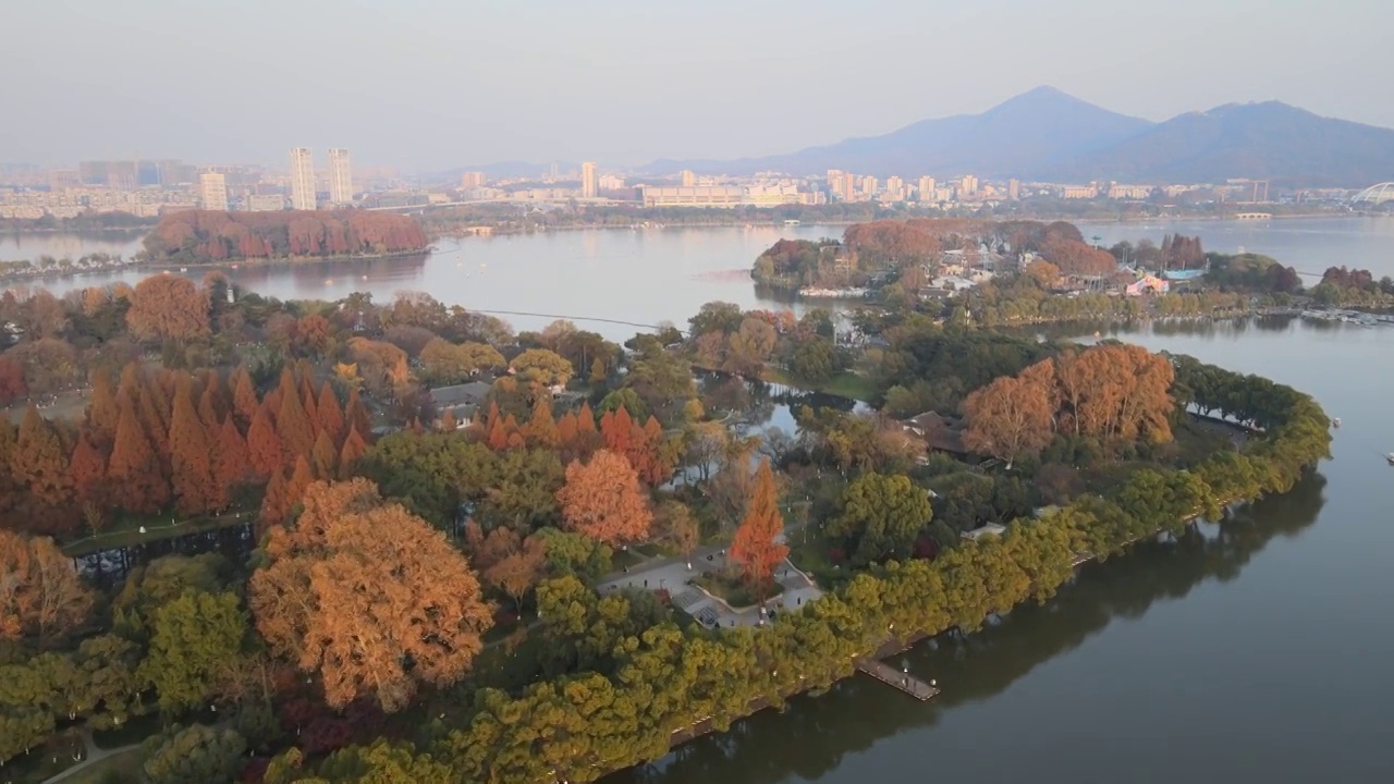 南京紫峰大厦和玄武湖公园秋天夕阳大疆航拍风光视频素材