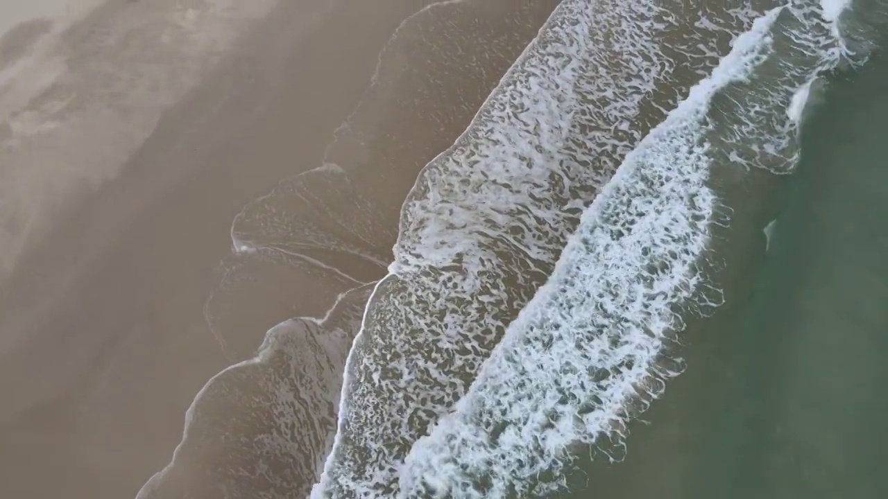 深圳东涌海边航拍海浪沙滩视频素材