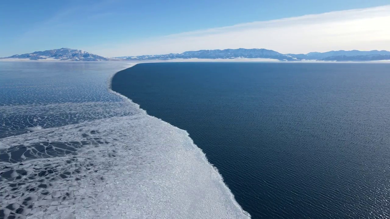 航拍冬季新疆博州赛里木湖半结冰湖面视频素材