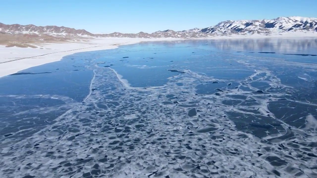 航拍冬季新疆博州赛里木湖半结冰湖面视频素材