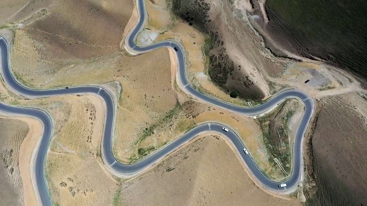 夏季中国新疆早晨阳光下的盘山公路视频素材