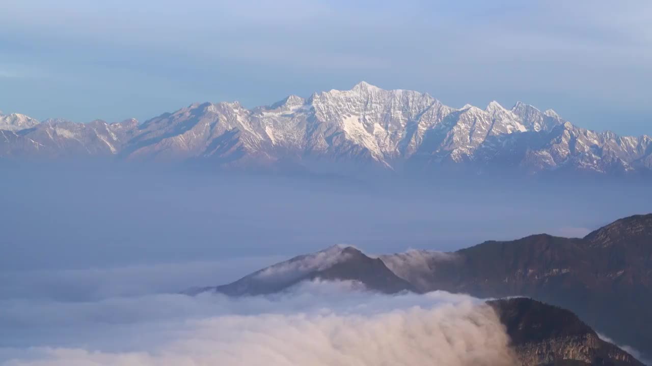 牛背山日出云瀑下摇视频素材