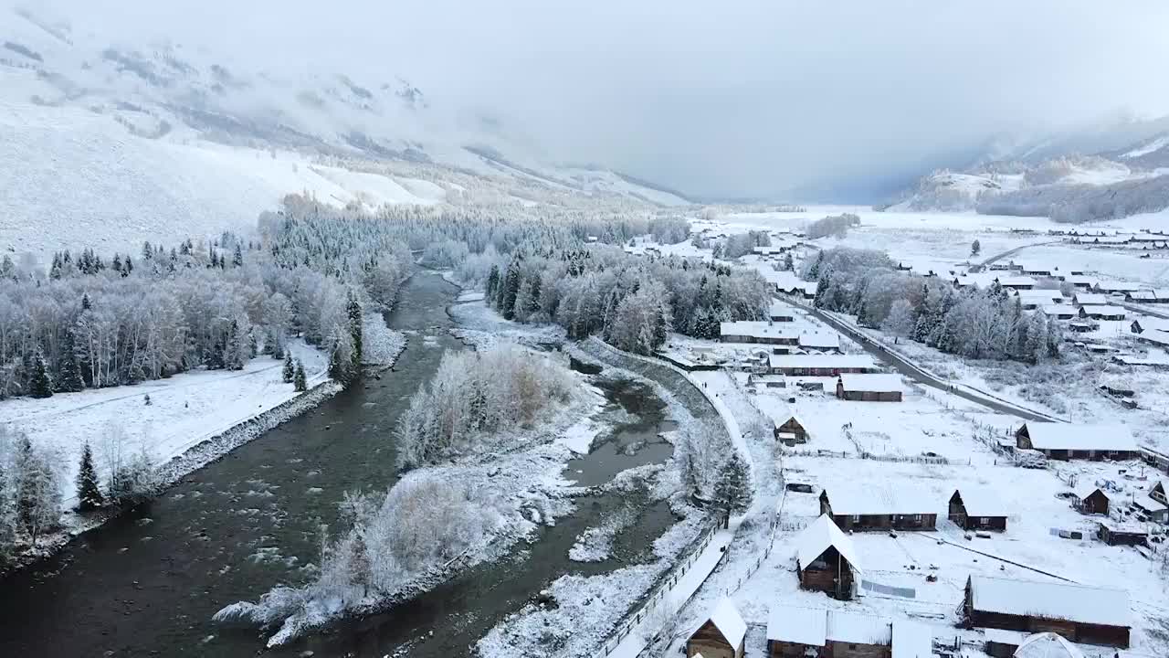 新疆禾木木屋河流雪景航拍-河流向后视频下载