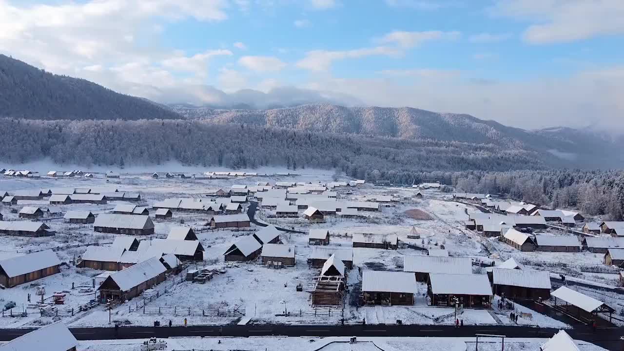 新疆禾木木屋河流雪景航拍-后退升起视频下载