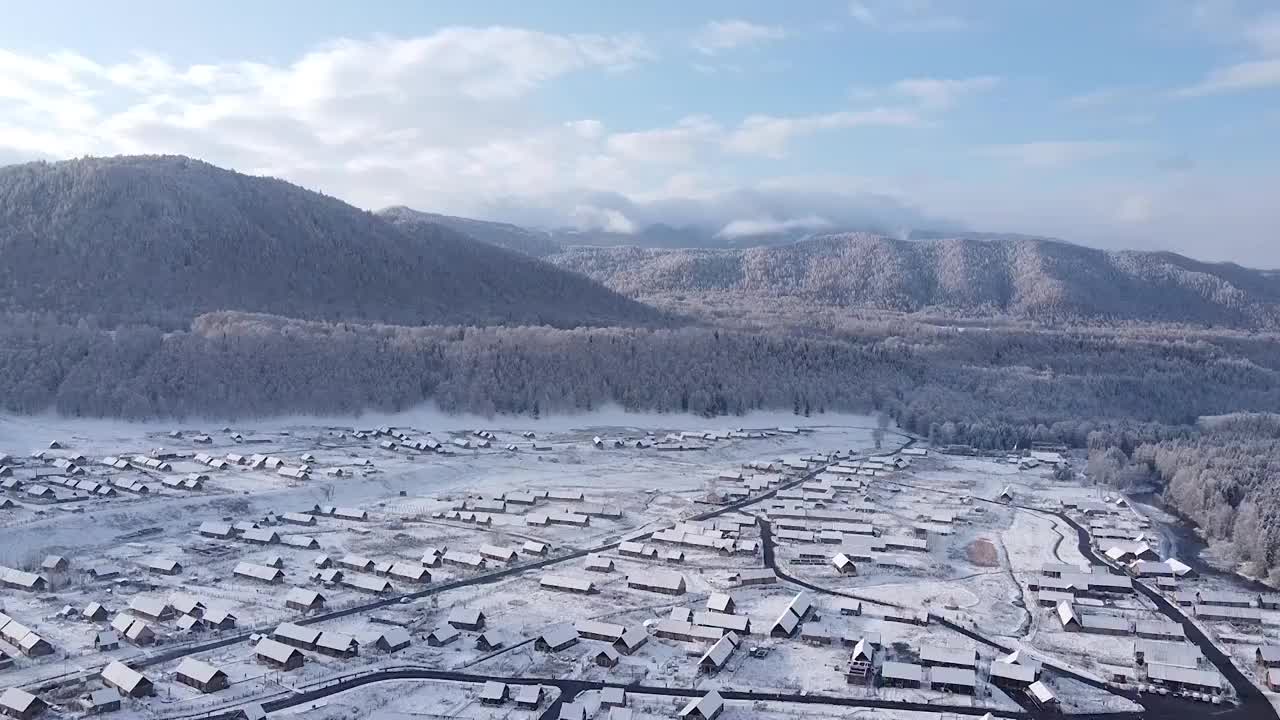 新疆禾木木屋河流雪景航拍-旋转视频下载