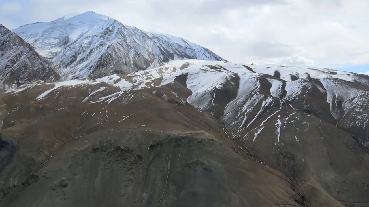 新疆克孜勒苏自治州阿克陶县布伦口乡雪山航拍视频素材