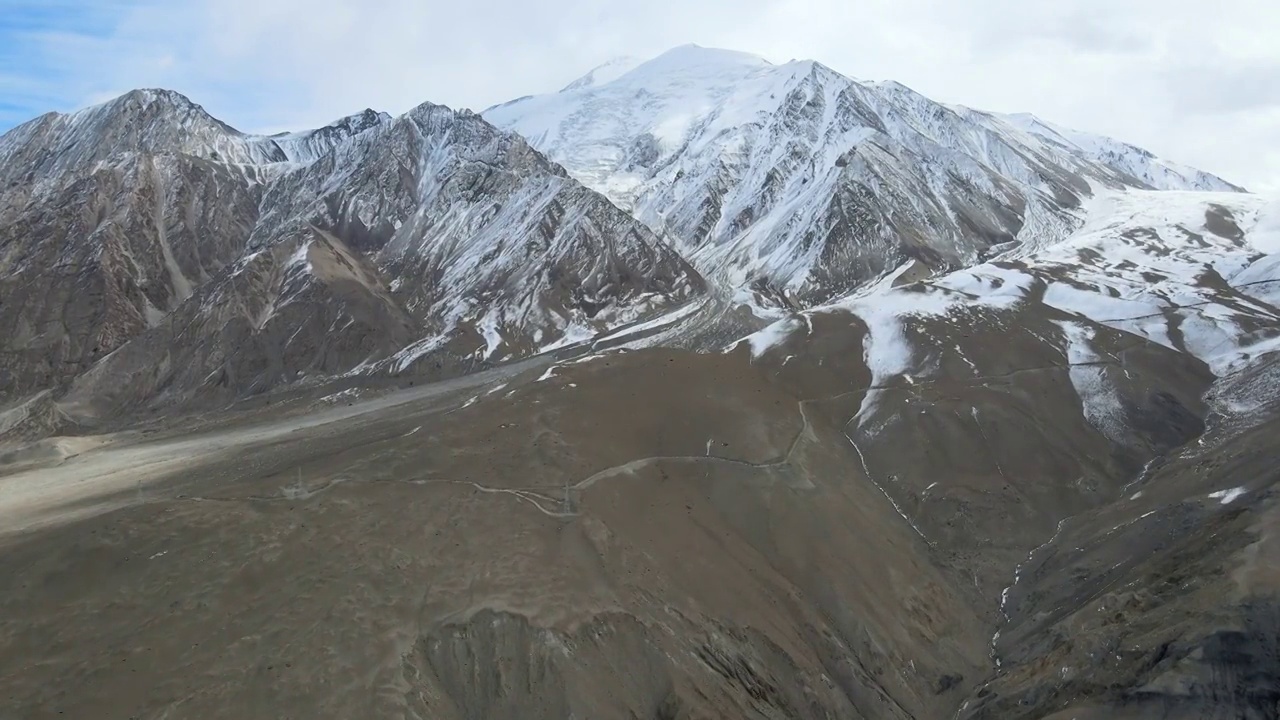 新疆克孜勒苏自治州阿克陶县布伦口乡雪山航拍视频素材