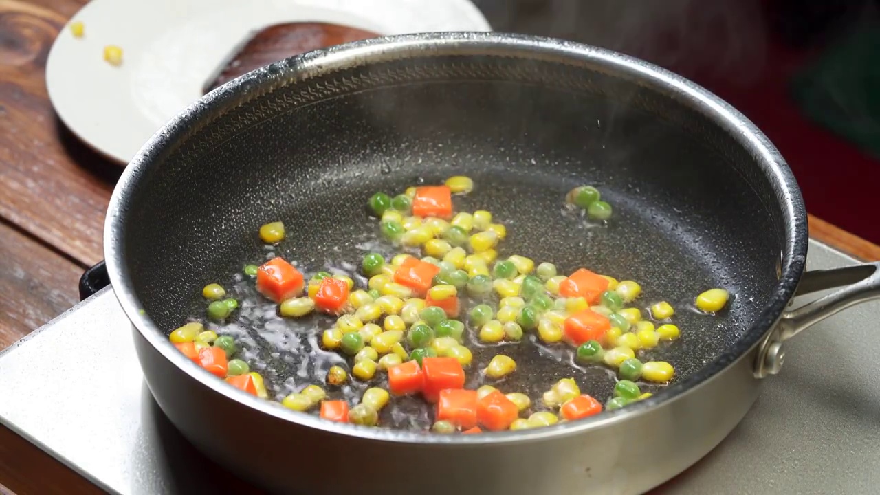 中国东北特色家常菜糖醋鳕鱼烹饪过程视频素材