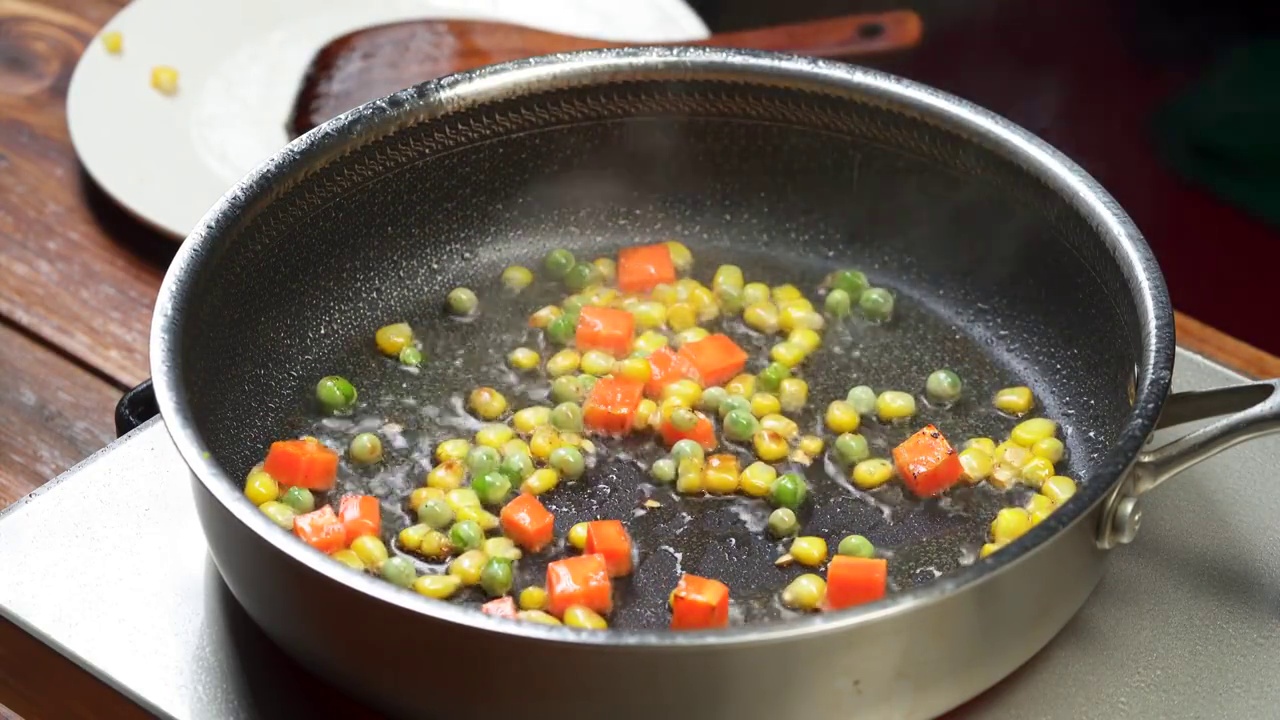 中国东北特色家常菜糖醋鳕鱼烹饪过程视频素材