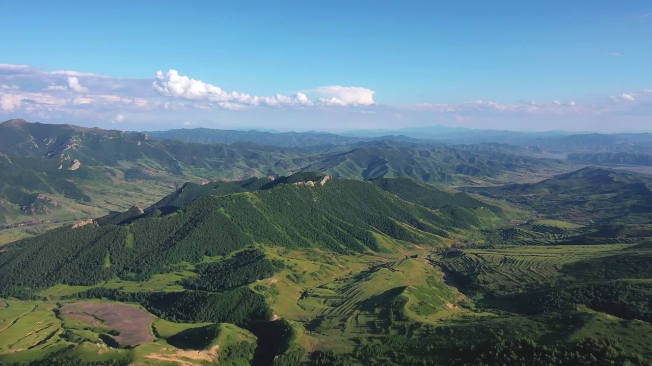 河北冰山梁-风力发电俯视山谷视频下载