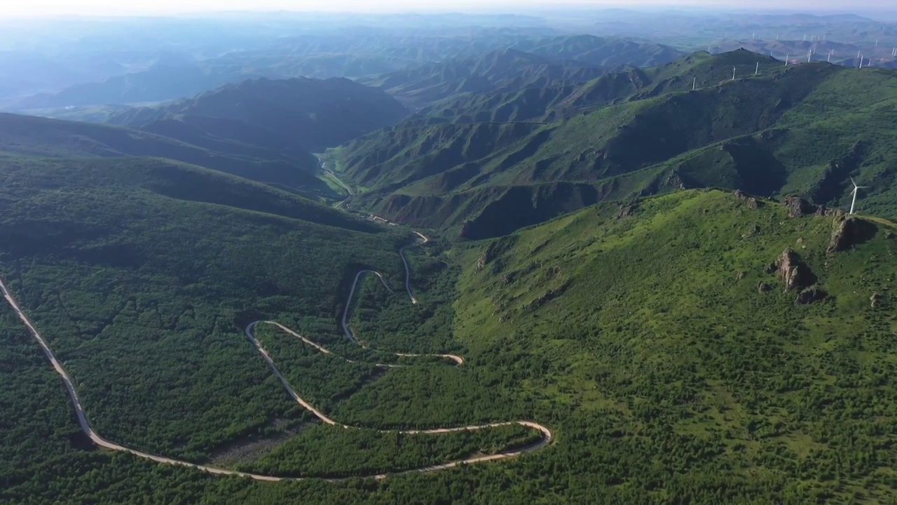 河北冰山梁-风力发电山谷公路向前视频素材