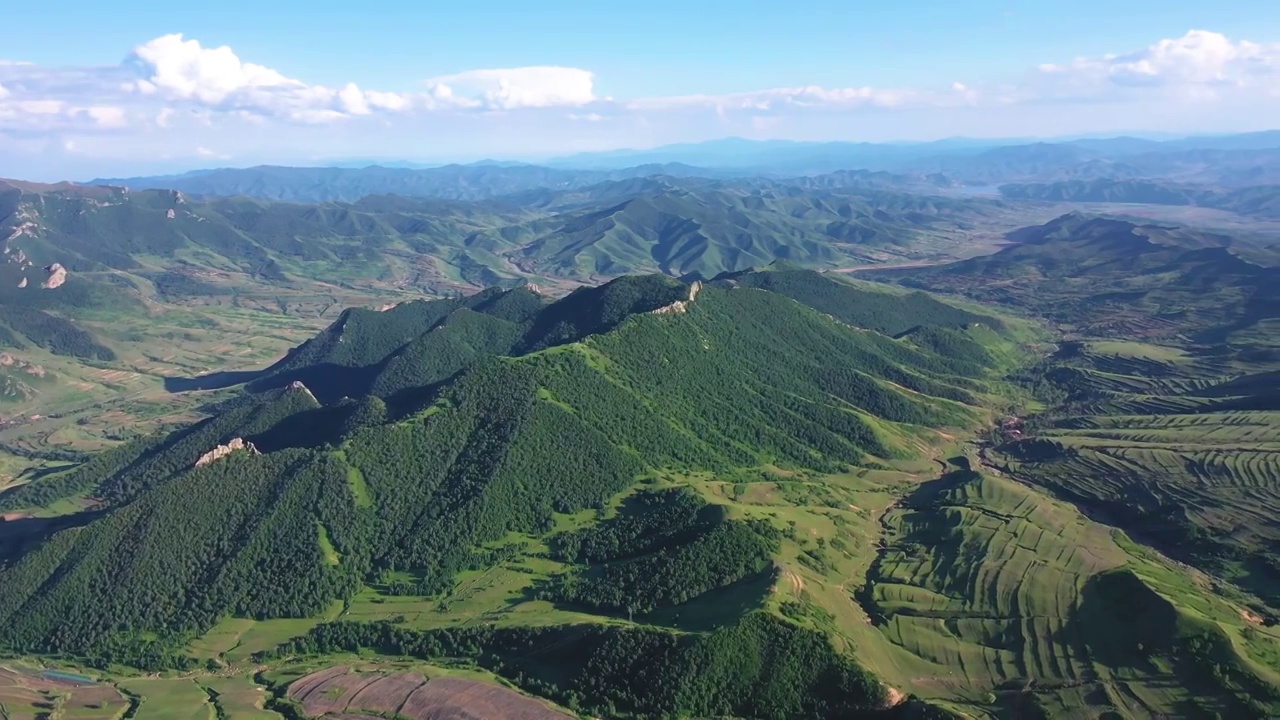 河北冰山梁-风力发电山谷环绕视频素材