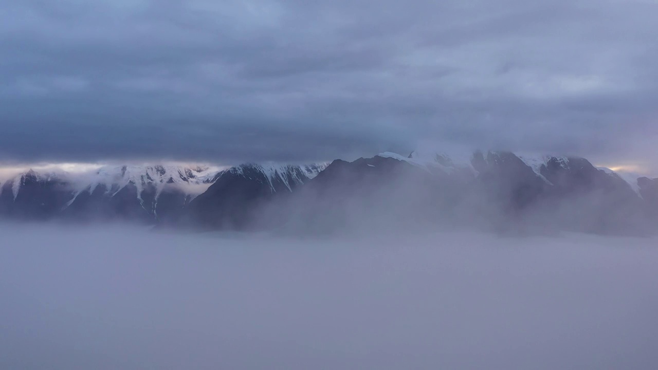 四川甘孜：从子梅垭口航拍贡嘎雪山视频素材