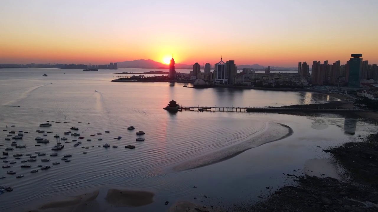 航拍青岛湾区西部老城和晚霞夕阳视频素材