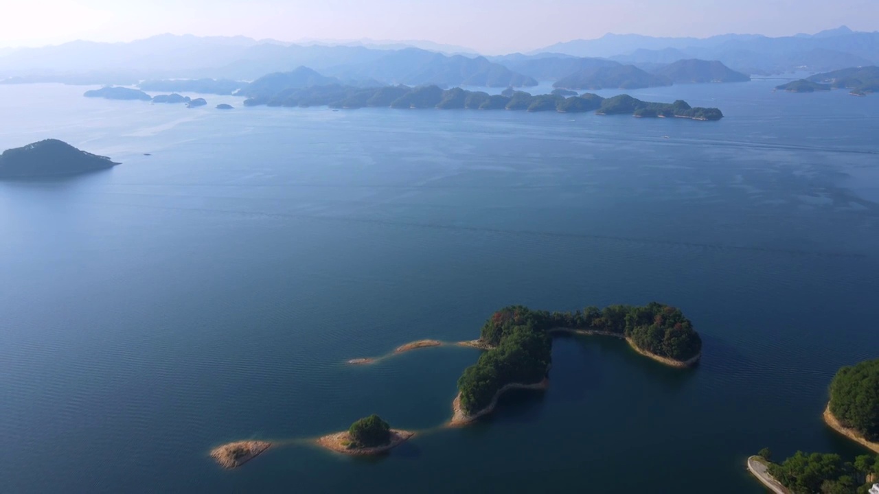 航拍千岛湖青山绿水背景图视频素材