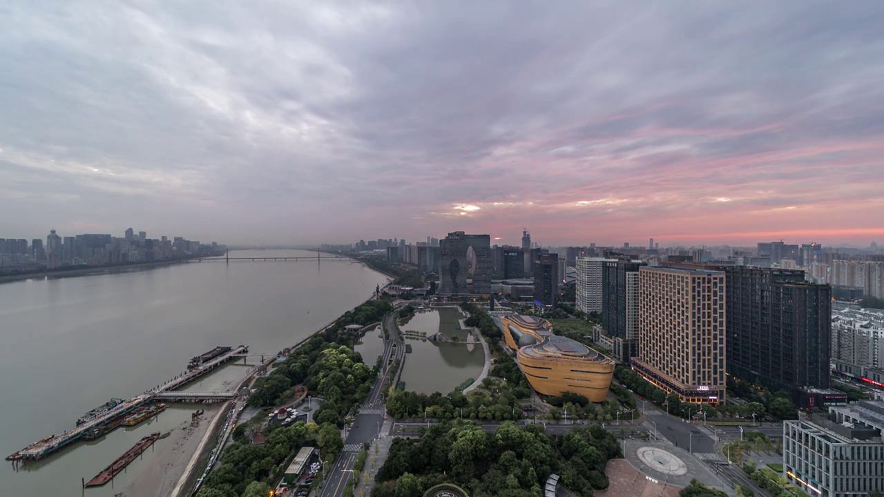 杭州钱塘江畔滨江区日出时分火烧云视频素材