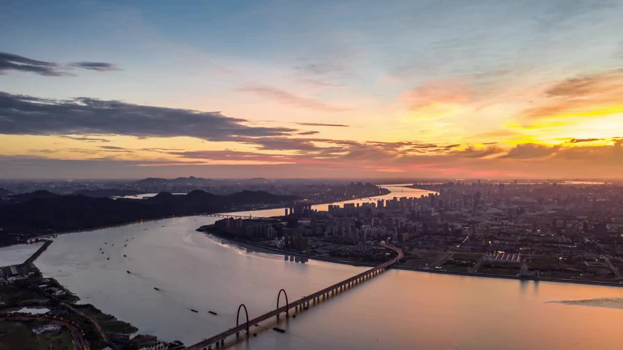 杭州之江大桥日出火烧云航拍大范围视频素材