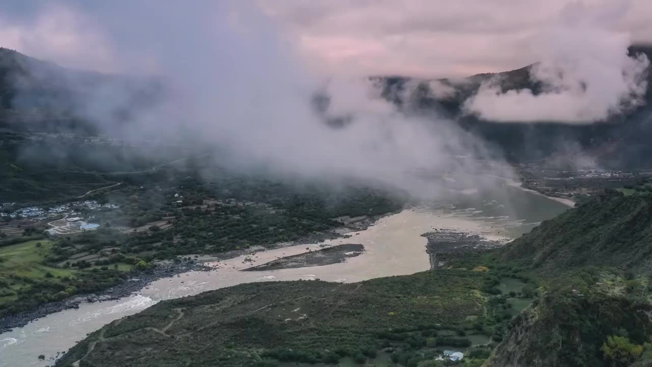 航拍雅鲁藏布大峡谷的云雾视频素材