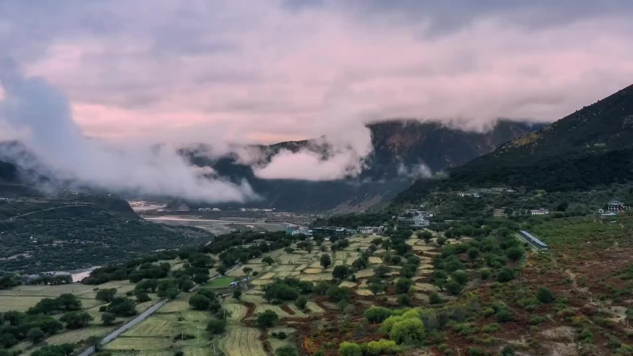 航拍雅鲁藏布大峡谷的云雾视频素材