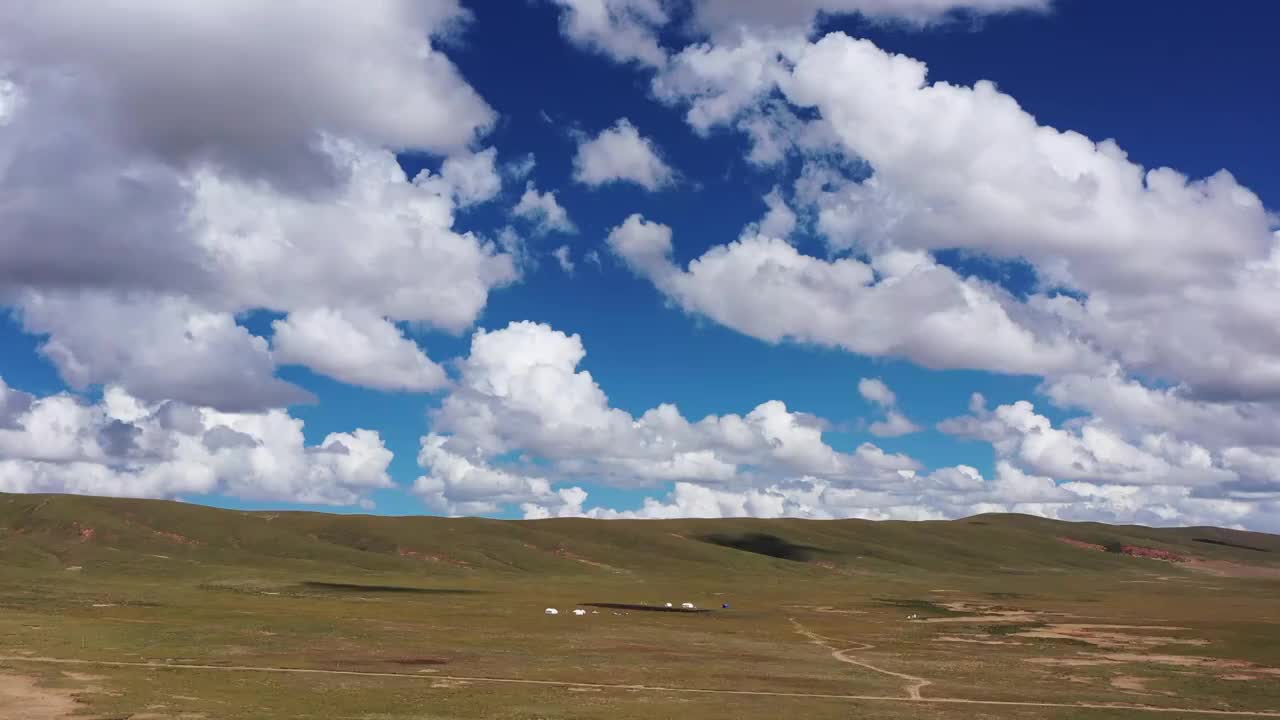 青海果洛：夏季高原草原风光视频素材