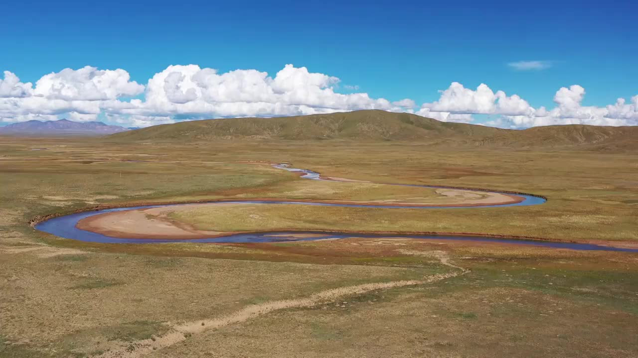 青海果洛：夏季高原湿地河流风光视频素材