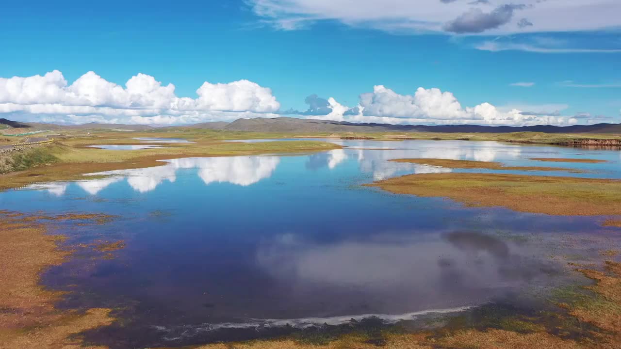 青海果洛：夏季高原湿地河流风光视频素材