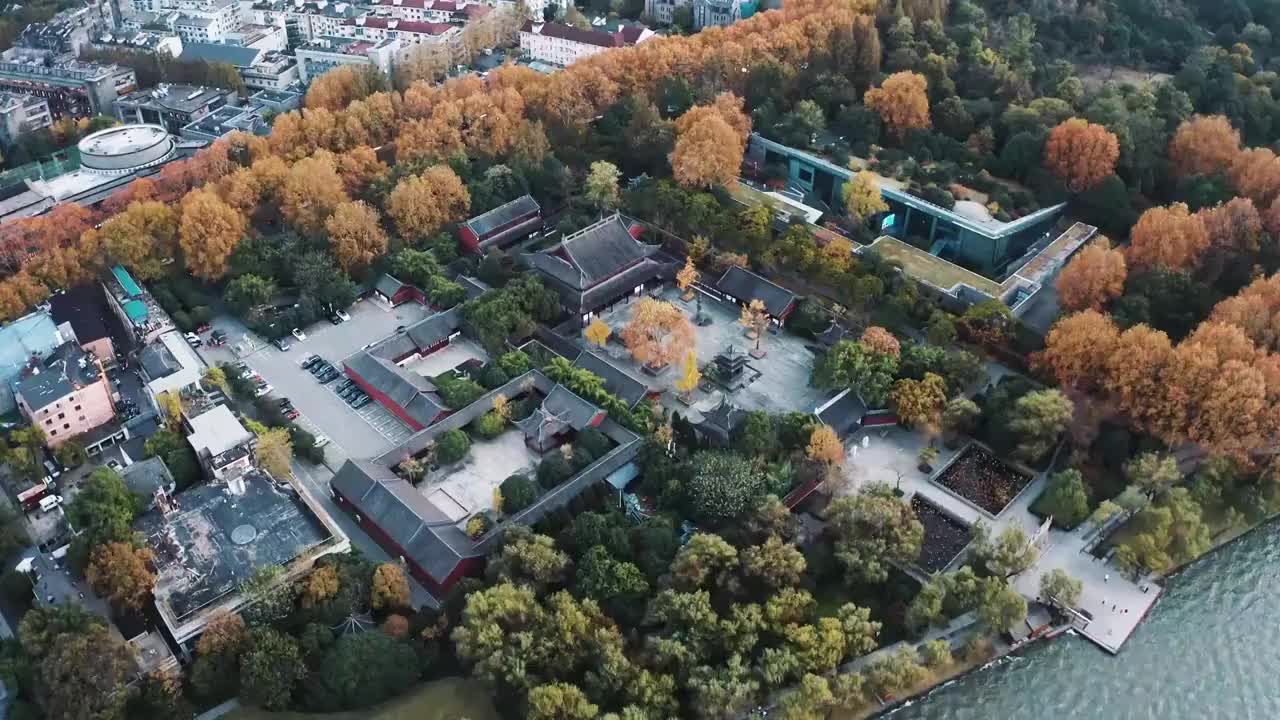 杭州西湖钱古建筑秋天风光4K航拍视频素材