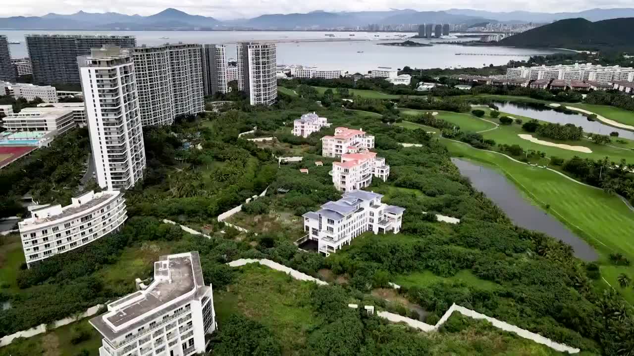 航拍海南三亚海岸线高尔夫球场视频素材