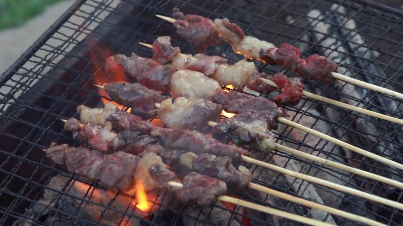 传统明火碳炉烤牛肉串视频素材